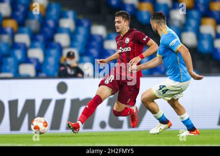 Ernest Muci (L) sfida per la palla con il difensore greco della SSC Napoli Konstantinos Manolas durante la partita della lega europa SSC Napoli - Legia Warsaw, allo stadio Diego Armando Maradona, Italia meridionale, il 21 ottobre 2021. Foto Stock