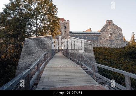 Rovine medievali del Castello di Sigulda - Castello dell'Ordine Livoniano - Sigulda, Lettonia Foto Stock