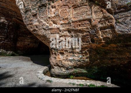 Gutmans Cave (Gutmanis Cave) nel Parco Nazionale di Sigulda - grotta con iscrizioni di intaglio risalenti al XVII secolo - Sigulda, Lettonia Foto Stock