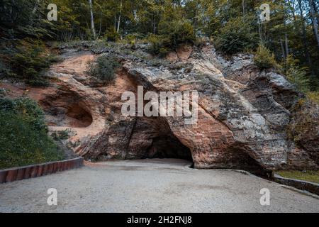 Gutmans Cave (Gutmanis Cave) nel Parco Nazionale di Sigulda - grotta con iscrizioni di intaglio risalenti al XVII secolo - Sigulda, Lettonia Foto Stock