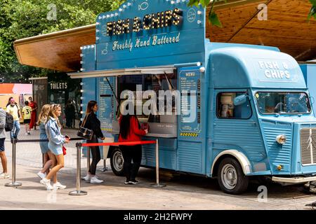 Una coda di persone forma fuori di un Mobile Fish and chip Van, la Soutbank, Londra, Regno Unito. Foto Stock