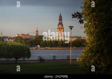 Riga Skyline e Cattedrale al tramonto - riga, Lettonia Foto Stock