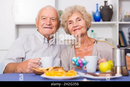 Coppia anziana felice godendo la conversazione sopra la tazza di caffè Foto Stock