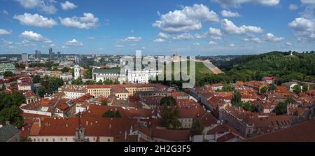 Vista panoramica aerea di Vilnius con la Cattedrale di Vilnius, il Castello di Gediminas e il Palazzo dei Granduchi di Lituania - Vilnius, Lituania Foto Stock