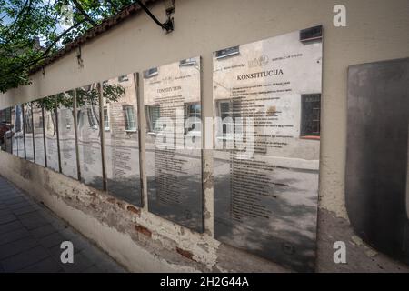 Placche di costituzione della Repubblica di Uzupis tradotte in molte lingue nel distretto di Uzupis - Vilnius, Lituania Foto Stock