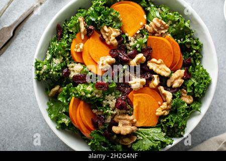 Insalata autunnale con kale, noci e persimmon Foto Stock