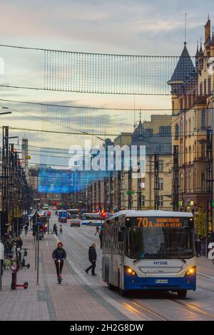 Via Hämeenkatu la sera di settembre a Tampere in Finlandia Foto Stock