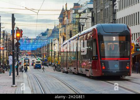 Via Hämeenkatu la sera di settembre a Tampere in Finlandia Foto Stock