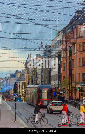 Via Hämeenkatu la sera di settembre a Tampere in Finlandia Foto Stock