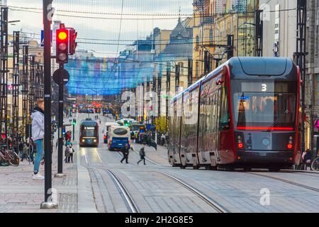 Via Hämeenkatu la sera di settembre a Tampere in Finlandia Foto Stock