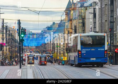 Via Hämeenkatu la sera di settembre a Tampere in Finlandia Foto Stock