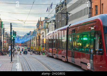 Via Hämeenkatu la sera di settembre a Tampere in Finlandia Foto Stock