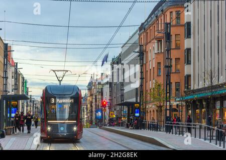 Via Hämeenkatu la sera di settembre a Tampere in Finlandia Foto Stock