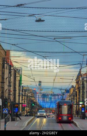 Via Hämeenkatu la sera di settembre a Tampere in Finlandia Foto Stock