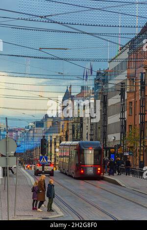 Via Hämeenkatu la sera di settembre a Tampere in Finlandia Foto Stock