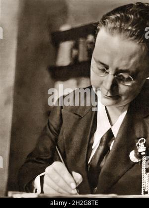 Dorothy Sayers (1893-1957), celebre scrittore inglese spesso considerato uno degli autori inglesi informalmente conosciuto come 'The Inklings' (a causa della sua amicizia con C.S. Lewis e Charles Williams). Foto c1937. Foto Stock