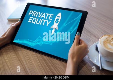 Fondo di private equity, investimento e concetto di trading su schermo. Crescita finanziaria. Foto Stock