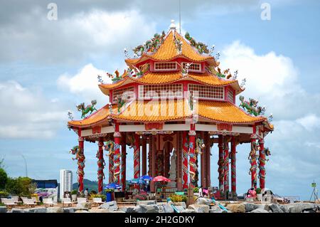 Statua di giada bianca di Quan Yin nel Santuario di Kuan Yin del tempio di koh loi per la gente tailandese e viaggiatori stranieri viaggio visitare e rispettare pregare sul parco di koh loy Foto Stock