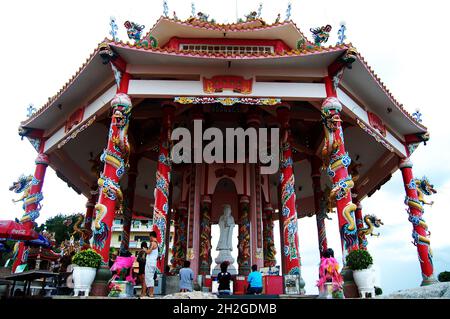 Statua di giada bianca di Quan Yin nel Santuario di Kuan Yin del tempio di koh loi per la gente tailandese e viaggiatori stranieri viaggio visitare e rispettare pregare sul parco di koh loy Foto Stock