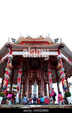 Statua di giada bianca di Quan Yin nel Santuario di Kuan Yin del tempio di koh loi per la gente tailandese e viaggiatori stranieri viaggio visitare e rispettare pregare sul parco di koh loy Foto Stock