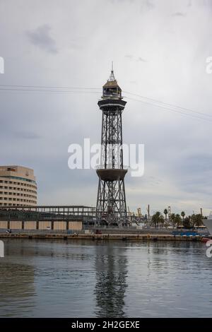 Barcellona, Spagna - 21 settembre 2021: Torre de Jaumei Torre nella Marina Rambla de Mar. Parte della funivia a Port Vell, una delle maggiori attrazioni o Foto Stock