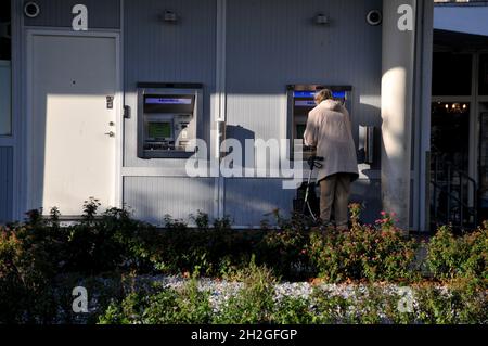 Copenaghen, Danimarca. 31 agosto 2021, femmine presso lo sportello bancomat della Nordea Bank nella capitale daniosh Copenaghen . (Foto..Francis Joseph Dean/Dean Pictures) Foto Stock