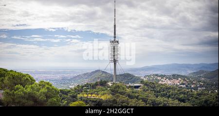 Barcellona, Spagna - 23 settembre 2021: Vista panoramica della torre della televisione, conosciuta anche come Torre de Collserola, progettata torre situata sulla collina di Tibidabo Foto Stock