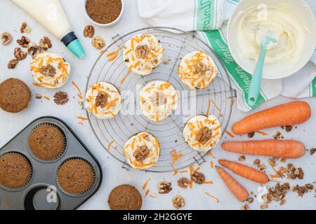 Tortini di carote fatti in casa con noci Foto Stock