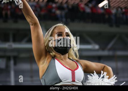 21 ottobre 2021: Un cheerleader dei ribelli dell'UNLV si esibisce durante la partita di football dell'NCAA con i San Jose state Spartans e i ribelli dell'UNLV all'Allegiant Stadium di Las Vegas, NV. I ribelli dell'UNLV guidano i San Jose state Spartans a metà tempo dal 17 al 13. Christopher Trim/CSM. Foto Stock