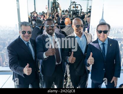 SL Green CEO Marc Holiday, il tenente Governatore Brian Benjamin, Brooklyn Borough Presidente e Partito democratico candidato per sindaco sulla prossima elezione Eric Adams, il ristoratore Daniel Boulud ha visto al Summit One Vanderbilt Observation Deck durante la grande apertura a New York il 21 ottobre 2021. Alla grande apertura hanno partecipato molti ospiti VIP, tra cui il presidente Brooklyn Borough e il candidato del Partito democratico per il sindaco nelle prossime elezioni, il tenente governatore Brian Benjamin, l'artista Kenzo Digital, il senatore di stato Brad Hoylman, il ristoratore Daniel Boulud. (Foto di Lev Radin/Sipa USA) Foto Stock