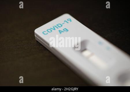 Immagine della profondità di campo poco profonda (fuoco selettivo) con un test rapido dell'antigene COVID-19, con risultato negativo. Foto Stock