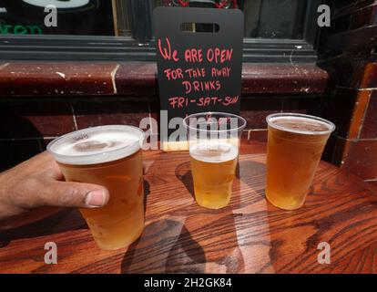 Foto di archivio datata 26/06/20 di pinte di birra fuori dal celebre pub Ales and Stout di Charrington a Londra. Rishi Sunak affronta la pressione da più di 100 membri della Tory a sostenere i pub tagliando il dazio della birra per le pinte alla spina. Data di emissione: Venerdì 22 ottobre 2021. Foto Stock