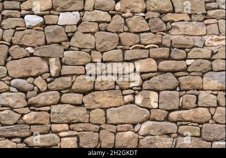 Vecchie pietre da muro in pietra unite senza cemento, scolpite a mano Foto Stock