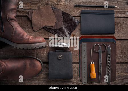 Borsa in pelle. Lavoro di un artigiano in un'officina. Vista dall'alto Foto Stock