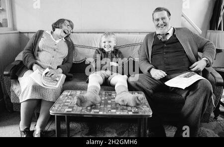 JUDI DENCH, CIARAN HINDS e JUDE HILL a BELFAST (2021), diretto da KENNETH BRANAGH. Credito: TKBC / Album Foto Stock