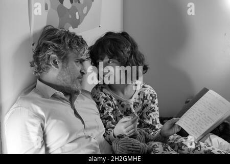 JOAQUIN PHOENIX E WOODY NORMAN IN C'MON C'MON (2021), DIRETTO DA MIKE MILLS. Credito: A24 / Bron Creative / Album Foto Stock