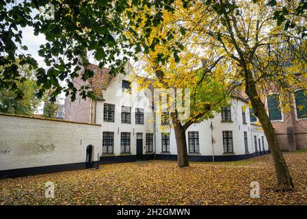 Vista panoramica delle case bianche nel Beguinage (Begijnhof) nella città storica di Bruges, Belgio Foto Stock