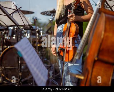 Violino femminile in piedi per strada Foto Stock