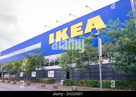 Di fronte a una filiale della catena di mobili svedese Ikea nella città di Utrecht, nei Paesi Bassi Foto Stock