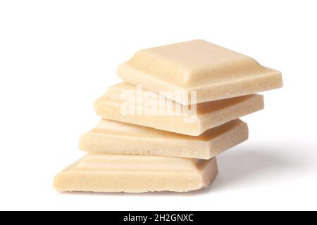 Tre pezzi di cioccolato bianco disposti in un mucchio isolato su sfondo bianco Foto Stock