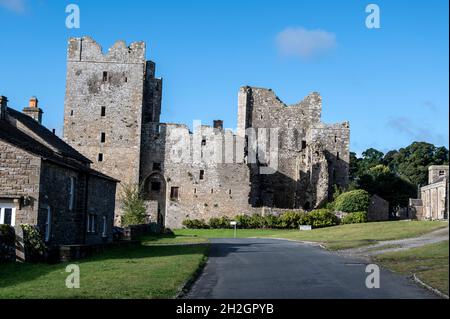 Le rovine di un castello di Bolton del XIII secolo di proprietà privata, aperto al pubblico nel villaggio di Redmire in Wensleydale parte dello Yorkshire Dales Nati Foto Stock