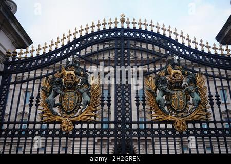 Le porte di Buckingham Palace nel centro di Londra dopo che la Regina Elisabetta II ritornò al Castello di Windsor giovedì dopo aver trascorso una notte in ospedale per quello che un portavoce di Buckingham Palace descrisse come "indagini preliminari". Data foto: Venerdì 22 ottobre 2021. Foto Stock