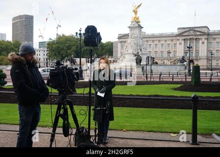 Un'equipe televisiva lavora fuori da Buckingham Palace nel centro di Londra dopo che la Regina Elisabetta II è tornata al Castello di Windsor giovedì dopo aver trascorso una notte in ospedale per quello che un portavoce di Buckingham Palace ha descritto come "indagini preliminari". Data foto: Venerdì 22 ottobre 2021. Foto Stock