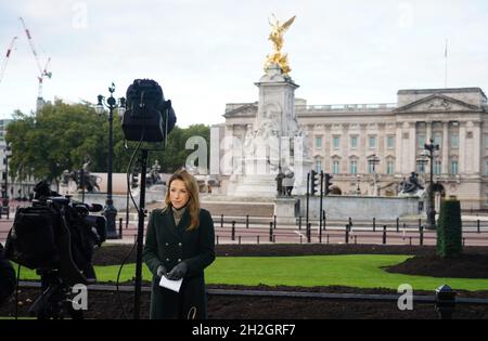 Un'equipe televisiva lavora fuori da Buckingham Palace nel centro di Londra dopo che la Regina Elisabetta II è tornata al Castello di Windsor giovedì dopo aver trascorso una notte in ospedale per quello che un portavoce di Buckingham Palace ha descritto come "indagini preliminari". Data foto: Venerdì 22 ottobre 2021. Foto Stock