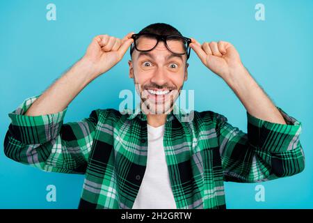 Ritratto di foto giovane uomo in vetro fissando stupito isolato color blu pastello sfondo Foto Stock