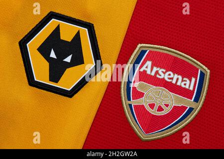 Primo piano di Wolves e Arsenal club crest. Foto Stock