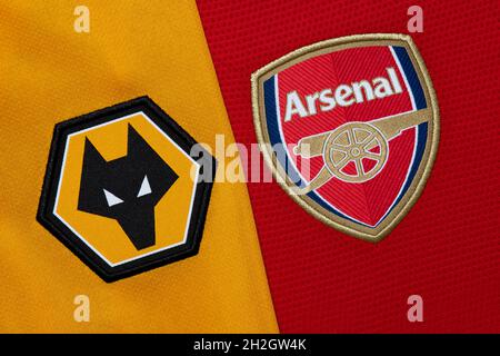 Primo piano di Wolves e Arsenal club crest. Foto Stock