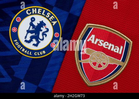 Primo piano della cresta del Chelsea e dell'Arsenal club. Foto Stock