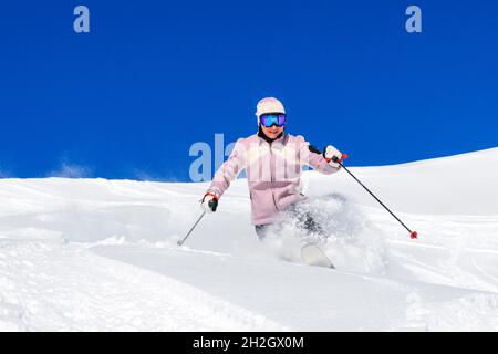 Sciatore Telemark che fa una sessione di freeride in una perfetta giornata invernale Foto Stock