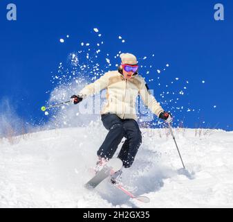 Sciatore Telemark che fa una sessione di freeride in una perfetta giornata invernale Foto Stock